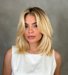 Long Bob: conheça 70 versões do corte para se inspirar Collarbone Length Hair, Golden Blonde Hair Color, Golden Blonde Hair, Lob Hairstyle, Shoulder Length Hair Cuts, Short Hair Haircuts