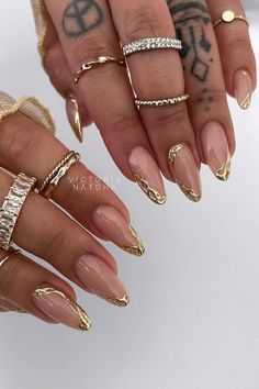 These almond-shaped nails boast a natural, sheer pink base complemented by striking metallic gold tips. The gold flows elegantly in a molten design, giving an edge to the classic French manicure look. A sophisticated choice for those seeking a subtle yet luxurious touch. ✨  // Photo Credit: Instagram @victorianatdha Gold Nails Ideas, Fall Nude Nails, Blue Stiletto Nails, Summer Vacation Nails, Gold Accent Nail, Golden Nails, Nude Nail Designs, Beige Nails, Vacation Nails