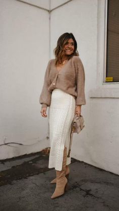 Nuetral Pallete Outfits Winter, Resort Winter Outfits, Cozy Christmas Eve Outfit, Postpartum Christmas Outfit, Winter Indoor Outfits, Postpartum Work Outfits, Effortlessly Chic Outfits Winter, Winter Postpartum Outfits, Winter Resort Outfits