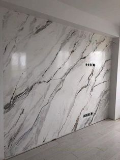 a white marble wall in an empty room