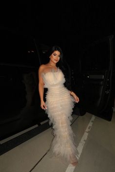 Small (2-4) Medium (6-8) Large (10-12) Luxury White Strapless Dress For Prom, Luxury White Strapless Glamorous Dress, Kylie Jenner Oscars, Strapless Gown, Dress Clothes For Women, Pretty Dresses, Prom, Favorite Outfit, Prom Dresses