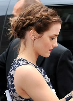 Emma Watson Braided Crown Emma Watson Hair, Fur Oil, Braided Crown Hairstyles, 5 Minute Hairstyles, Eye Brows, Hair 2018, Hollywood Actress, Great Hairstyles