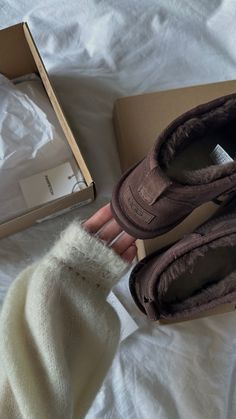 Ultra Mini Uggs, Mini Uggs, Chocolate Girls, Uggs Outfit, Brown Aesthetic, Autumn Aesthetic, Dream Shoes, Ankle Bootie, Cute Fits