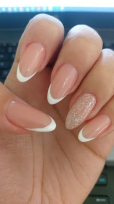 Torne-se uma designer de unhas de sucesso, fature até R$ 5 mil reais. Nails Desing, Nail Manicure, Trendy Nails, Almond Nails, White Nails, Halloween Nails