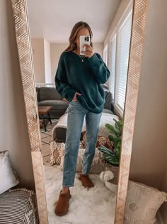 Comfy Knit Sweater, Fall Outfits Knit Sweaters, Cute Oversized Sweater Outfits, How To Dress Up A Sweater And Jeans, Waffle Knit Sweater Outfit, Waffle Sweater Outfit, Madison Mealy Outfits, Oversized Sweater And Jeans Outfit, Outfits With Knitted Sweaters