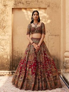 Showcasing here is the scarlet lehenga set based on net where jewelled hues like deep maroon and golden dance in perfect harmony. The craftsmen have showcased their utter dedication in this magnifi... Golden Red Lehenga, Trendy Wedding Lehenga For Bride, Deep Red Lehenga, Tomato Red Bridal Lehenga, Simple Indian Bridal Outfit, Indian Wedding Lehenga Bridal Red, Red And Golden Lehenga, Maroon Wedding Lehenga, Wedding Lengha Bridal Lehenga