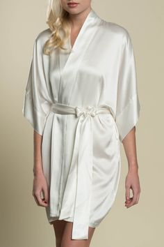 Our signature Samantha silk robe has an easy, draped fit that is oh-so-flattering. The Samantha robe is a classic style that covers your body in pure luxury and unbelievable softness. A beautiful getting-ready bridal robe for your big day, and perfect honeymoon loungewear for the days to come. Style with flirty lingerie for a glamorous look that can be worn long after the wedding. Indulge in 100% silk that feels amazing to the touch and drapes effortlessly. Designed with wide kimono sleeves, ful Honeymoon Loungewear, White Silk Robe, Robe Bridesmaids, Pijama Satin, Loungewear Style, Silk Bridesmaid Robes, Bridesmaids Robes, Perfect Honeymoon, Lounge Outfits