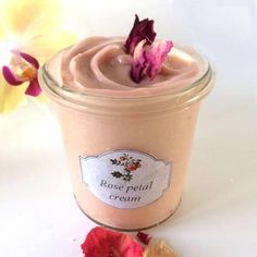 How to make rose cream for glowing skin Apothecary Recipes, Face Cream Diy, Salve Recipes, Homemade Makeup, Dried Plants