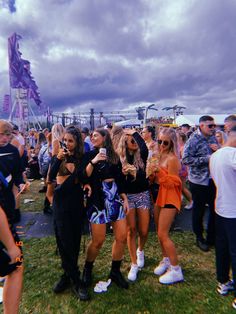 Leeds Fest Outfits, Reading And Leeds Festival Outfits, Leeds Festival Aesthetic, Festival Best Friends, Leeds Festival Outfits, Leeds Nightlife