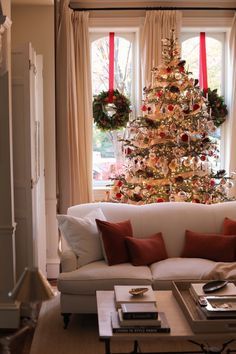 #ChristmasTree #HolidayDecor #FestiveVibes #TreeOfJoy #ChristmasSpirit Josh Young Design, 2024 Holidays, Best Artificial Christmas Trees, Lights For Christmas, Holiday Inspo, Stylish Eyeglasses, Wrap Ideas, Christmas Style, Holiday Style