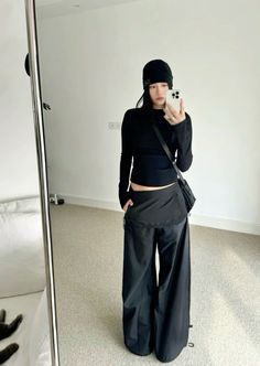 Black Shirt Black Pants Outfit Woman, Suits For Women Skirt, Treemingbird Style, Photo Ideas Mirror Selfie, Outfit Ideas All Black, Candid Photo Ideas, Korean Street Fashion Women, Platforms Outfit, All Black Aesthetic