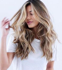 ¡Aclárate con tu pelo! Estas mechas son tendencia: balayage, hair contouring, bronde… Trendy We Fryzurach, Balayage Blonde, Smink Inspiration, Natural Hair Growth, Big Hair, Messy Hairstyles, Hair Dos