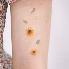 Sunflower Tattoo Meaning, Petit Tattoo, Finger Tattoo Designs, Daisy Tattoo, Sunflower Tattoos, Inspiration Tattoos, Disney Tattoo, Cute Tattoos For Women, Sunflower Tattoo Design