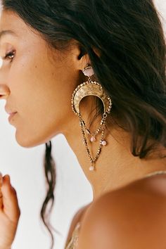 Add a little something extra to every style with these stunning earrings featured in an oversized, dangly design with hammered metal top piecing, bead-adorned chain detailing at bottom, and defined gemstone at top. **Features:** Dangle design, oversized silhouette, post-back closure **Why We ❤ It:** Just as effortless as they are essential, these head-turning earrings are sure to be your go-to pick to add a versatile, vintage-inspired touch to your jewelry collection for countless years to come. Free People Rings, Free People Earrings, Pearl Earring Set, Quartz Color, Free People Jewelry, Rose Gold Quartz, Ring Trends, Labradorite Earrings, Hammered Metal