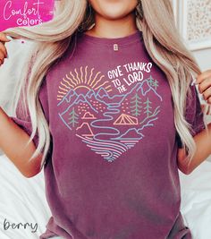 You will love this Bible verse tee for women. This Christian Shirt says, Give thanks to the Lord Shirt. It is based on the Bible verse Psalm 107:1. This would make a great Christian Mother's Day gift, Christian Mom's Birthday gift, or Christian aunt's Christmas gift. Share your faith in Jesus. 👉Comfort Colors 1717 T-shirt - 100% Airlume combed and ringspun cotton - Soft cotton and quality print make users fall in love with it over and over again. - These t-shirts have-ribbed knit collars to bol Flower Graphic Tee, Psalm 107, Womens Christian Shirts, Christmas Gifts For Aunts, Floral T Shirt, Bible Verse Tees, Give Thanks To The Lord, Boho Christian, Bible Verses For Women