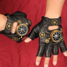 Don't lose your way with these steampunk compass gloves! Discover our Steampunk compass gloves, the ultimate accessory to complete your Steampunk cosplay costume! Carefully crafted and detailed with a functional compass, these gloves add a touch of adventure and mystery to your outfit. Whether you're strolling through the streets of Victorian London or exploring alternate worlds, these gloves will guide you in style. Get yours now and embark on an unforgettable steampunk adventure! Steampunk acc Steampunk Costume Male, Stile Punk Rock, Steampunk Gloves, Leather Fingerless Gloves, Festival Fancy Dress, Steampunk Aesthetic, Steampunk Leather, Style Steampunk, Vintage Gloves