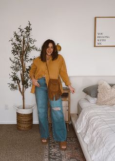 Loose Jeans Outfit Midsize, Boho Midsize Fashion, High Rise Wide Leg Jeans Outfit, Midsize Jeans, Look Midsize, Midsize Ootd, Loose Jeans Outfit, How To Style Wide Leg Jeans, Mom Fits