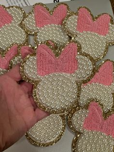 Mickey Minnie Pearl Patches Minnie Mouse Aesthetic, Disneyland Essentials, Mouse Aesthetic, Disney In December, Minnie Pearl, Sorority Diy, Disney Halloween Cruise, Bracelets Clay, Minnie Baby Shower