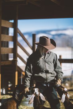 90s Cowgirl Outfits, Female Rancher Aesthetic, Western Style Ranch Hat For Winter, Agropeople Aestethic Outfits, Ranch Fashion Editorial, Blonde Country Girl Aesthetic, Foto Cowgirl, Cowgirl Style Outfits, Southern Outfits