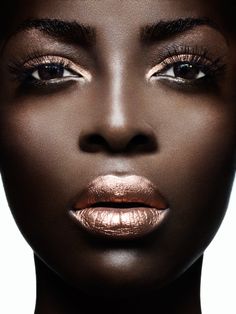 Model Sarah Latham and amazing metallic bronze lips, beauty beyond perfection! Bronze Lips, Metallic Makeup, Party Make-up, Foto Tips, Too Faced, Black Is Beautiful, Beauty Inspiration