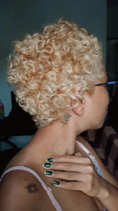 Curly Color, Curly Fro, Natural Hair Cuts, Hairstyle Inspo, Dye Ideas, Big Chop, Glowing Makeup, Blonde Pixie, Short Curly Hair