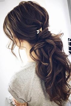 Collect one gorgeous wedding hairstyle perfect for long tresses. Ponytail Wedding Hair, Ponytail Wedding, Wedding Ponytail Hairstyles, Romantic Waves, Loose Ponytail, Shimmer Shine, Bridal Hairstyles, Wedding Hairstyle, Micro Wedding