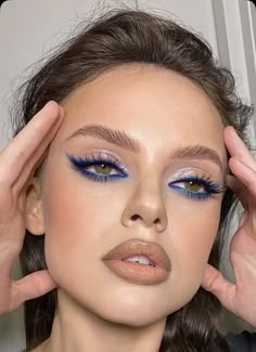 Silver And Dark Blue Makeup, Blue Eyeliner Makeup Blue Eyes, Make Up Coachella, Blue Under Eye Makeup, Blue Eye Shadow Looks, Coachella Makeup Ideas, Blue Makeup Aesthetic, Blue Glam Makeup, Blue Eyeliner Makeup