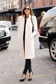 glamour Mode Mantel, Black And White Outfit, Woman In Black, Coat Outfit, White Coat, Business Outfit, Look Chic, Sweater Weather