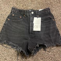 Zara Jean Shorts New With Tags Trendy Zara Short Leg Bottoms, Trendy Short Leg Bottoms By Zara, Zara Clothes Women, Black Jean Shorts Outfit, Zara Jean Shorts, Short Zara, Jean Shorts Black, Jean Short Outfits, Ripped Mom Jeans