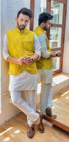 Ivory Cotton Kurta Set With Zari Work Yellow Vest Priti Sahni - Men - Fabilicious Fashion Aligarh Pajama, Prince Suit, Mens Traditional Wear, Cotton Kurta Set, Haldi Outfits, Haldi Outfit, Gents Kurta, Cotton Silk Fabric, Yellow Vest