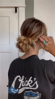 TORIE BLISS | Claw clip style for “short-ish” hair ❤️‍🔥 Save & try *clip linked in story* | Instagram Fast Easy Hairstyles, Easy Messy Bun, Perfect Messy Bun, Scalp Serum, Messy Buns, Easy Hair