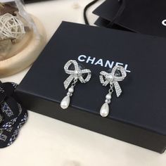 PRODUCT��DETAILS Includes Shipping bags, dustbag sleeper, care manual, booklet, tag.Material: 14k white gold over stainless steel Replica Jewelry, Silver Pearl Earrings, Luxury Earrings, Chanel Earrings, Girly Accessories, Classy Jewelry, Expensive Jewelry, Chanel Jewelry, Fancy Jewelry