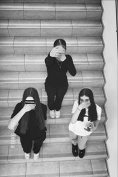 Friend Poses Trio, Trio Photos, Trio Friends, Quotes Wallpaper For Mobile, Cute Friend Poses, Fake Friend, Sisters Photoshoot Poses, Friendship Photoshoot