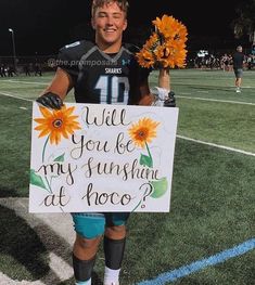 Cute Small Hoco Proposals, Homecoming Proposal Ideas Disney, Sunflower Hoco Proposals, Prom Posals Ideas Friends, Cute Prom Proposals For Boyfriends, Promposal Ideas For Girlfriend Creative, Hoco Proposals Ideas Flowers, Homecoming Boards Ideas, Prom Posters Proposal Ideas