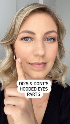 HOODED EYES DO’S AND DON’T PART2 Here my 3 top tips for hooded eyes (part 2): 1. EYESHADOW BASE vs NO EYESHADOW BASE Always use an… | Instagram Open Eye Makeup Tutorial, How To Do Eye Shadow On Hooded Eyes, Sagging Eyelids Hooded Eyes, Wider Eyes Makeup, Closed Eyelids Makeup, Eye Makeup For Daytime, Make Up To Open Your Eyes, Eye Crease Makeup Hooded Eyelids, Makeup Tricks For Hooded Eyes