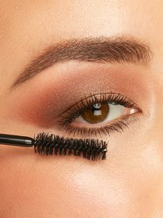 Let your lashes be full of themselves! Mascara Tips And Tricks, Mascara Guide, Eyeliner Makeup Looks, Aesthetic Eyeliner, Eyeliner Style, Eyeliner Aesthetic, The Best Eyeliner, Mascara Tutorial, Bronze Makeup Look