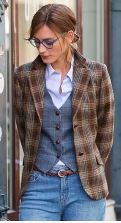 Mode Style Anglais, Chique Outfit, Look Retro, Country Fashion, A Jacket, Blazer Outfits, Plaid Jacket