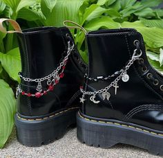 Doc Marten Chain, Dr Martens Accessories, Doc Marten Accessories, Boot Charms Docs, Halloween Boots, Boot Jewelry, Diy Crafts Jewelry