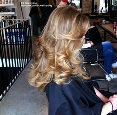 Long Blonde Hair Styles For Prom, Big Bouncy Hair 90s, Victorias Secret Hairstyle, Wavy Hair Blonde Highlights, 90s Inspired Hair, Machiaj Smokey Eyes, Blonde Hair Inspiration, 90s Hairstyles