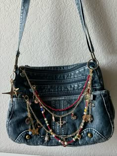 diy purse chains with charms and beaded jane birkin inspired Decorate Bags Diy, Purse With Keychain, Decorating Purses Ideas, Jane Birkin Bag Accessories, Jean Bags Diy, Birkin Bag Jane Birkin, Handbag Accessories Ideas, Jean Bags Ideas, Jane Birkin Bag Charms Aesthetic