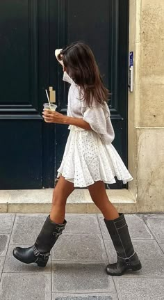 Moto Boots Outfit, Biker Boots Outfit, Dinner Outfit Casual, Outfit Botas, Mode Zara, Skandinavian Fashion, Chique Outfits