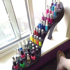 Nail art shoe rack for polish Bath Spa Ideas, Home Hair Salons, Beauty Room Vanity, Hair Salon Design, Spa Ideas