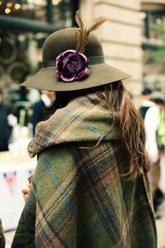 Mode Country, Tweed Ride, Tweed Run, Robes Vintage, Look Retro, Country Fashion, Wearing A Hat, English Style, Harris Tweed