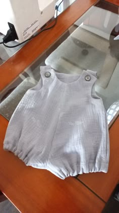 I made this baby romper in 2 hours using this tutorial! Newborn Romper Pattern Free Sewing, Infant Patterns Sewing, Newborn Romper Pattern Free, Easy Baby Clothes To Sew, Easy Sew Baby Clothes