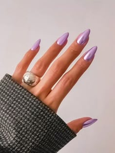 Purple Nails Natural Nail, Hailey Bieber Purple Nails, Gel Nails For Summer 2024, Light Purple Metallic Nails, Chrome Nails Light Purple, Crome Purple Nail, Bright Purple Chrome Nails, Metallic Lilac Nails, Purple Aura Nails Chrome