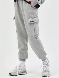 Editor's notesThese are basic jogger pants with a jogger fit that holds the ankles. The size is freely adjusted using a band and string at the waist. The fleece material mixed with cotton and polyester is characterized by a soft touch.- Jogger fit silhouette- Logo label - Banding on waist- Cargo style- Soft texture- Daily itemMeasurements(in.)Size: M / L / XL- Total length: 38.97 in. / 40.15 in. / 41.14 in.- Thigh: 11.41 in. / 12.59 in. / 13.38 in.- Waist: 12.59 in. / 13.38 in. / 14.17 in.- Front rise: 19.68 in. / 20.86 in. / 21.65 in.- Hem: 3.93 in. / 3.93 in. / 3.93 in.*Model Info: Alex Height 6', Bust 34.2 in., Waist 28.74 in., Hip 37 in., Fitting L size / Viola Height 5'6, Bust 29.1 in., Waist 23. Sporty Cotton Cargo Pants With Ribbed Cuffs, Casual Gray Joggers With Elastic Cuffs, Casual Sweatpants With Cargo Pockets For Jogging, Casual Cargo Pants With Side Pockets For Jogging, Gray Cotton Joggers For Leisure, Gray Joggers For Winter Leisure, Gray Joggers For Leisure In Winter, Winter Leisure Joggers With Side Pockets, Winter Leisure Gray Joggers