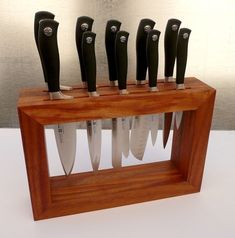 there are many knives that are in the holder