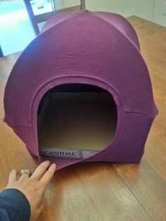 cat tent with t-shirt 2 wire hangers and the card board case from canned cat food Diy Jouet Pour Chat, Diy Cat Tent, Cat Tent, Canned Cat Food, Ideal Toys, Card Board