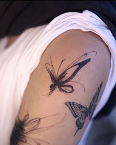 Cool Womens Tattoos, Edgy Back Tattoos, Sleeve Tattoo Black Women, Female Sleeve Tattoo Black Women, Tattoo Ideas Female Baddie, Tattoo Black Women, Female Sleeve Tattoo, Tattoos Butterfly, Female Sleeve