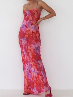 Embrace timeless elegance with this cult-favorite maxi dress (spoiler alert: it fits like a dream) featuring an eye-catching new watercolor print. It’s the floral delivery your spring wardrobe needs, with the prettiest pop of color. Long Beach Dress, Long Bodycon Dress, Bodycon Maxi Dresses, Backless Maxi Dresses, Bodycon Dress Parties, Spoiler Alert, Chiffon Maxi Dress, Slim Dresses, Spring Wardrobe